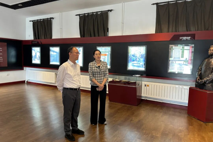 市教育局党组书记、局长关金实地调研周恩来少年读书旧址纪念馆